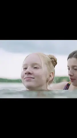 The older sister undressed her younger sister.#fyp #tiktok #movie #fouryou 