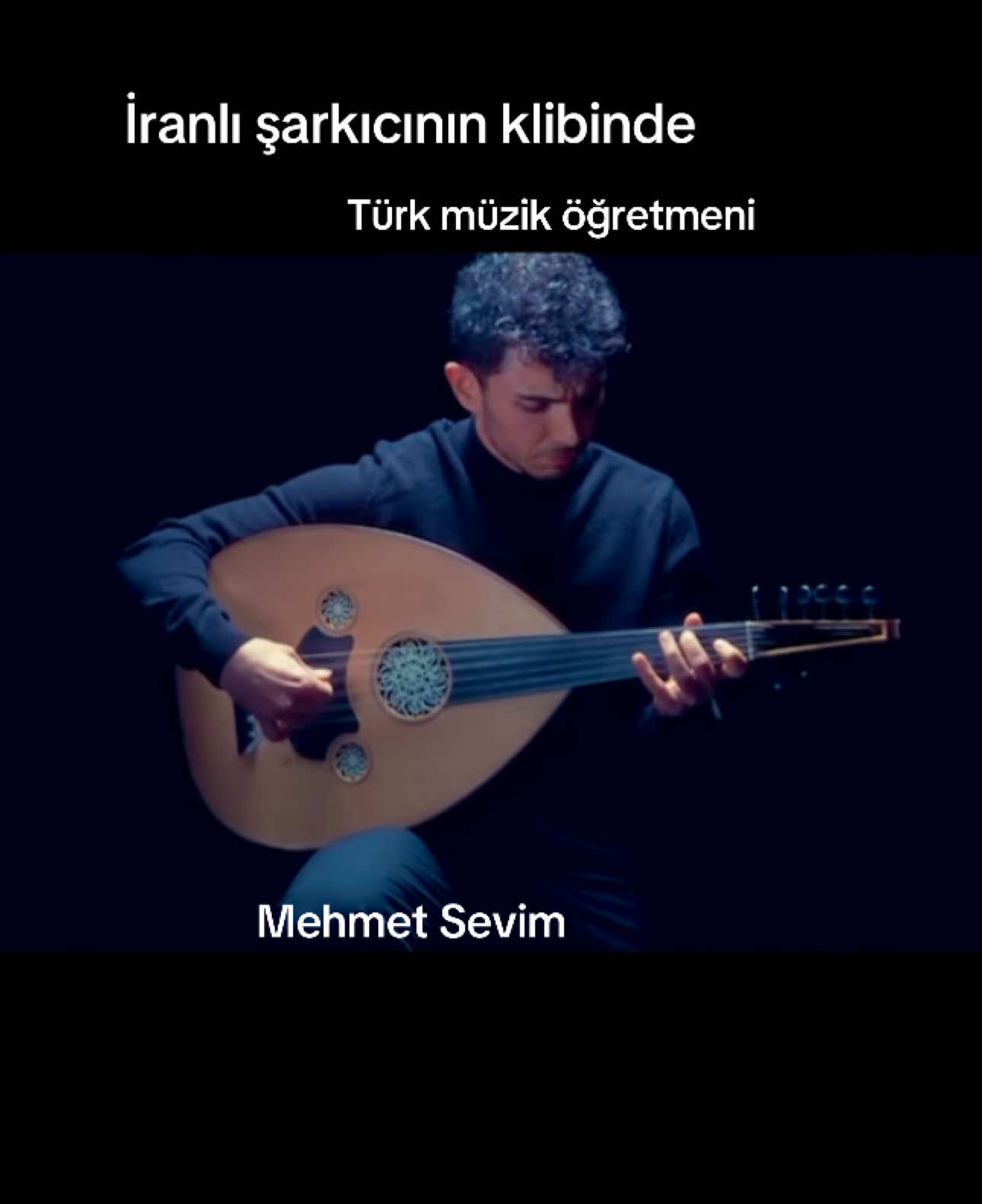 @Shahab_Tiam İranlı şarkıcının klibinde ud sanatçısını canlandırdım.     Müzik, dinlemekten ibaret değil benim için. Seyretmekten, kenarda durmaktan ibaret değil. Müziğin içinde olmak, onu yaşamak, ona dokunmak istiyorum. İşte tam da bu yüzden bazen sahnede söylüyorum, bazen sokakta çalıyorum, bazen de bir İranlı sanatçının klibinde oud çalan birini oynuyorum. Çünkü müzik, sadece notalarla değil, anlarla, insanlarla, yollarla büyüyen bir şey.   Dünyanın farklı köşelerinde farklı melodilerle buluşmayı seviyorum. Bir klibin içinde oyunculuk yaparken de, kendi şarkılarımı söylerken de aslında hep aynı şeyi hissediyorum: Müziğin hayatıma kattığı o eşsiz tat. Bir rolün içinde kaybolmak, bir enstrümanın tınısına kendini bırakmak, bir sahnede insanlarla aynı melodide buluşmak… Hepsi müziğin farklı yolları, ama hepsi aynı yere çıkıyor: Kalbe.   Ben sadece dinleyen değilim, sadece bekleyen de değilim. Müziğin içinde bir yolcuyum. Oturup izlemek yerine, o hikâyenin bir parçası olmayı seçiyorum. Bazen gerçek bir enstrümanla, bazen bir sahnenin içinde, bazen sokaktaki bir anın içinde… Ama hep müziğin içinde. Çünkü hayat, ancak onu yaşarsan, dokunursan, hissedersen güzel.     Şarkıyı şu an henüz çıkmadığı için yayınlayamıyorum. Bu güzel şarkının bir parçası olmamı sağlayan İran’ ın sevilen ve tanınan sanatçısı @shahabtiam_official ‘a; İranlı ünlü yönetmen @mojtaba.mantreh ‘a teşekkürlerimi sunarım. Çok keyifli bir işti.    Ayrıca @baret.studio dahilinde işten ziyade dostluğumuzla bana en güzel kapıları aralayan @guraymarhan başta olmak üzere @velesizm ve @hazaalgulmez dostlarıma ❤️ sevgilerimi sunarım. #shahabtiam_official #mojtabamantreh #baretstüdyo #mehmetsevim #mehmetsevimöğretmenim #ud #klip #studio #çekim #kameraarkası