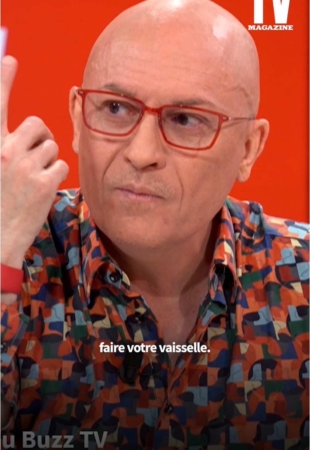 Invité du Buzz TV, l’hygiéniste Christophe Mercier Thellier fustige l’utilisation des éponges pour faire la vaisselle. «Si vous prenez une éponge pour nettoyer votre vaisselle, sur le bord d’un saladier vous avez cassé des œufs et que vous prenez l’éponge pour nettoyer votre saladier. Vous allez récupérer la salmonelle sur l’éponge» argumente-t-il.