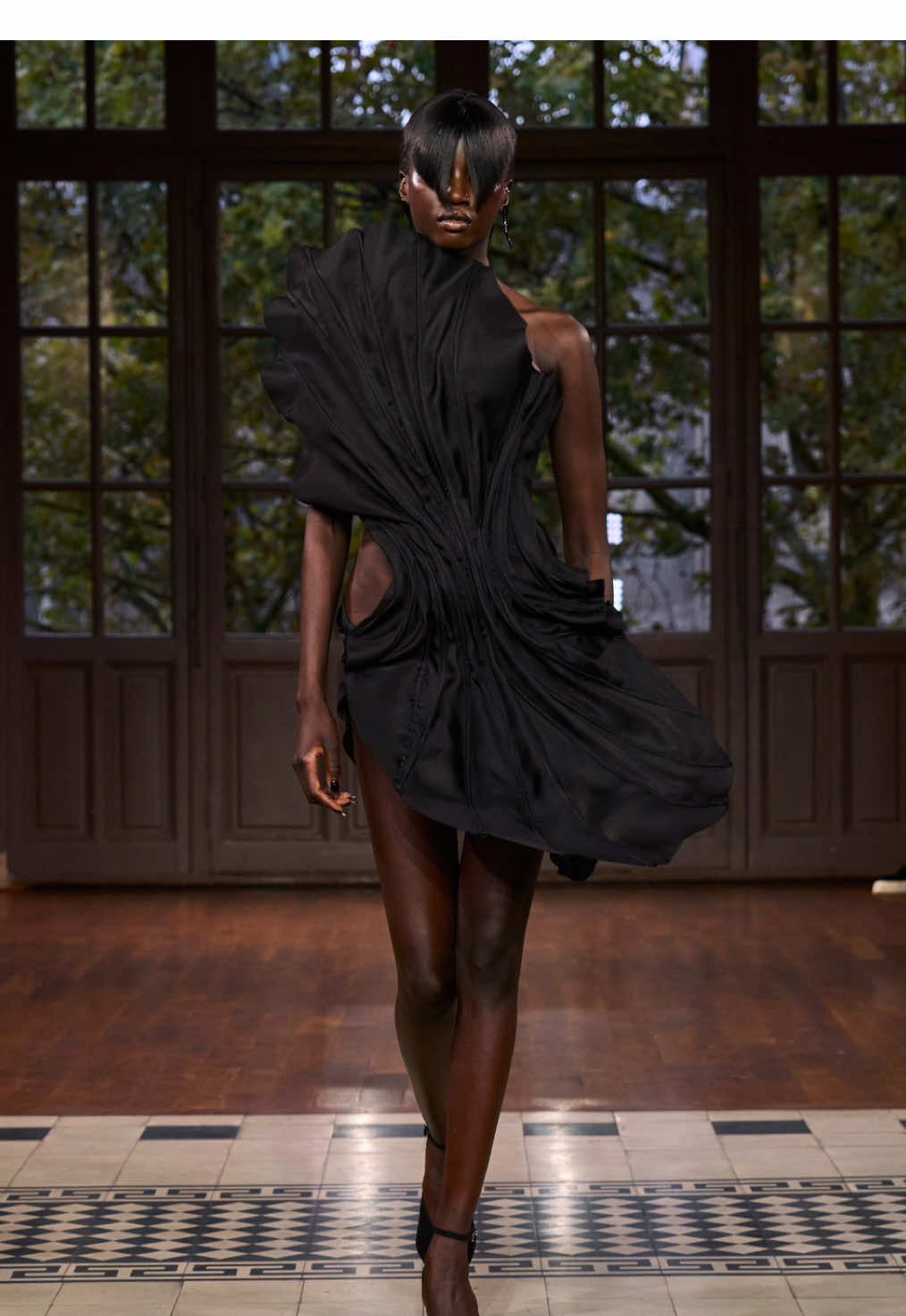 Anok Yai for Mugler SS25 #anokyai #mulger #thierrymugler #anok #modelwalk #couture 