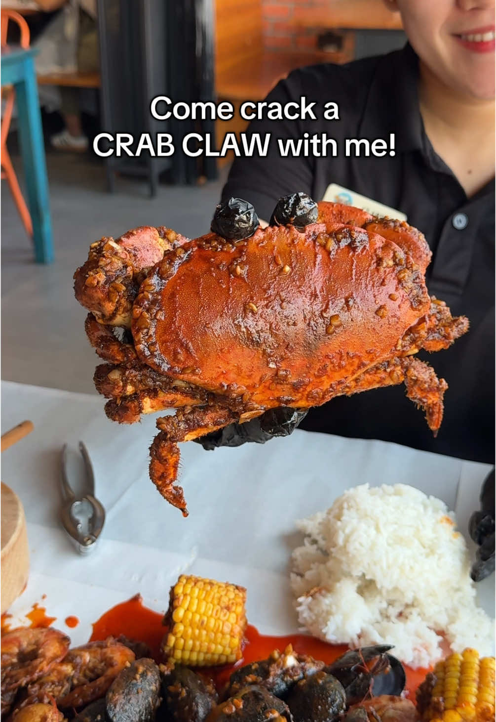 CRAB CLAW CRACKING ASMR! 😋🦀  #atlanticcrab #wildatlanticcrab #browncrab #crabclaw #crabcracking #dubai #uae #viral #food #satisfying #crabasmr #foodasmr #mukbang #seafood #seafoodboil 