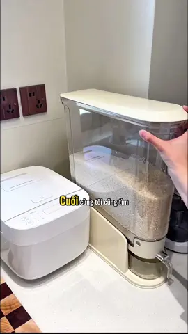 Thùng đựng gạo này là một món quà của Chúa dành cho những căn bếp nhỏ. Thùng đựng gạo có thể vừa với mọi khe hở trong bếp! Nó không chiếm không gian trên bệ bếp và bạn không cần phải cúi xuống để nấu cơm nữa!! #thungdunggao #tienich #creatorsearchinsights #thietthuc #giadungnhabep #jizonguyen 