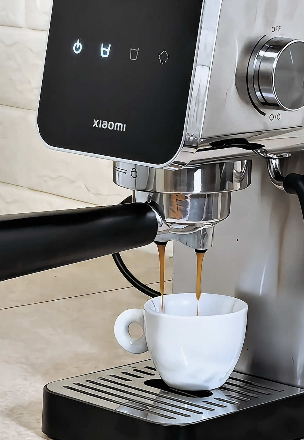 Zacznij dzień idealnie – z filiżanką perfekcyjnej kawy! ☕️🧡  Z naszym ekspresem #Xiaomi to naprawdę proste!  Nowoczesna technologia, elegancki design i pełna kontrola nad procesem parzenia – to właśnie oferuje ekspres Xiaomi. Uwaga, mamy niespodziankę na premierę!  W naszych autoryzowanych salonach Xiaomi Store cena to tylko 379,00 zł! Oferta ważna od 11 do 13 kwietnia lub do wyczerpania zapasów.  Znajdź najbliższy Xiaomi Store i rozpocznij każdy dzień z doskonałą kawą! Dowiedz się więcej! #xiaomiespressomachine #ekspresdokawy #tanieskpresdokawy #CapCut 