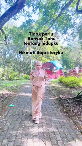 Sebelum photoshoot .. layan vtt dulu..  #💄by @MUA UTAQA DEENA NASHIR 