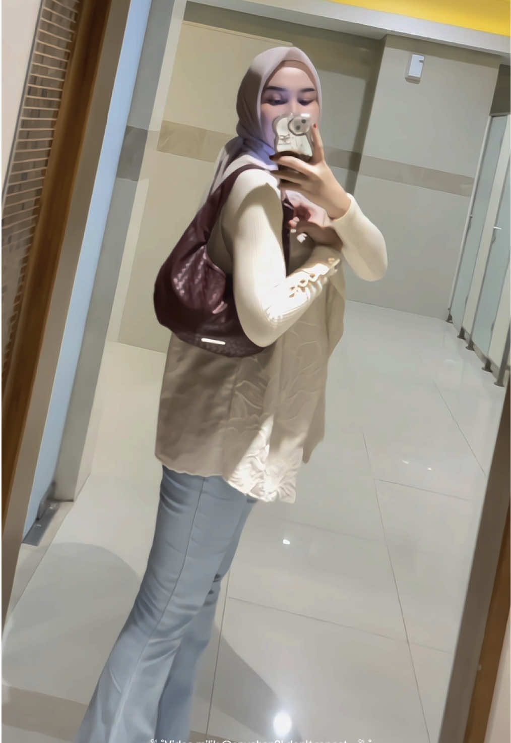 Mungil tapi muat banyak definisi tas kesayangan modelx modern banget cocok disemua outfit yg mau samaan cekout sekarang dikeranjang kuning👍🏻 #tas #taswanita #tasbahu #tasbahuwanita #taslucu #tasdeliwafa #deliwafastore #taskekinian #tasburgundy 