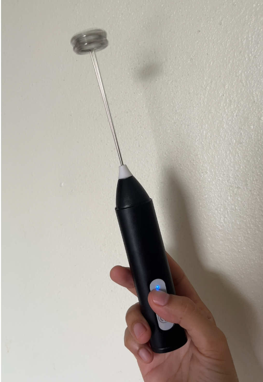 Yang suka buat coffee dekat rumah wajib ada milk / coffee foam ni baru best 😋 feeling2 minum coffee dekat cafe 😆🤪  #milkfoamer #coffeefoam #wirelessmilkfrother 