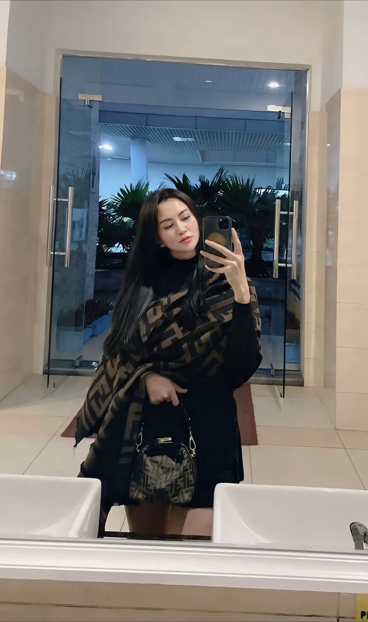 Rồi một ngày nào đó, sẽ có người đến bù đắp lại cho bạn những thiệt thòi, ấm ức mà bạn đã phải chịu đựng, thương bạn chẳng vì lí do nào cả ...🕊️🍀