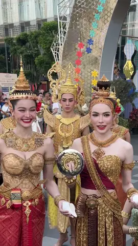 Hai cổ mặc trang phục truyền thống Thái Lan đẹp xỉu  #charlotteaustin #englot #engfawaraha #fyp 