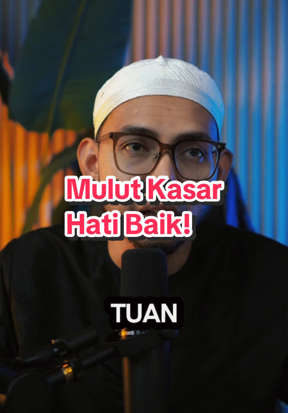 Mulut kita kecil, tapi kata-katanya mampu meninggalkan luka yang besar di hati orang lain. Kadang, satu ayat sinis cukup untuk meruntuhkan semangat seseorang yang sedang bertahan sekuatnya. Jadi sebelum berbicara, fikir dulu adakah kata itu membawa sinar atau menambah derita? UstazLah 🌹 #UstazLah #akhlak #hati #jiwa #islamicreminder #healing #dakwah #islamik #fyp 