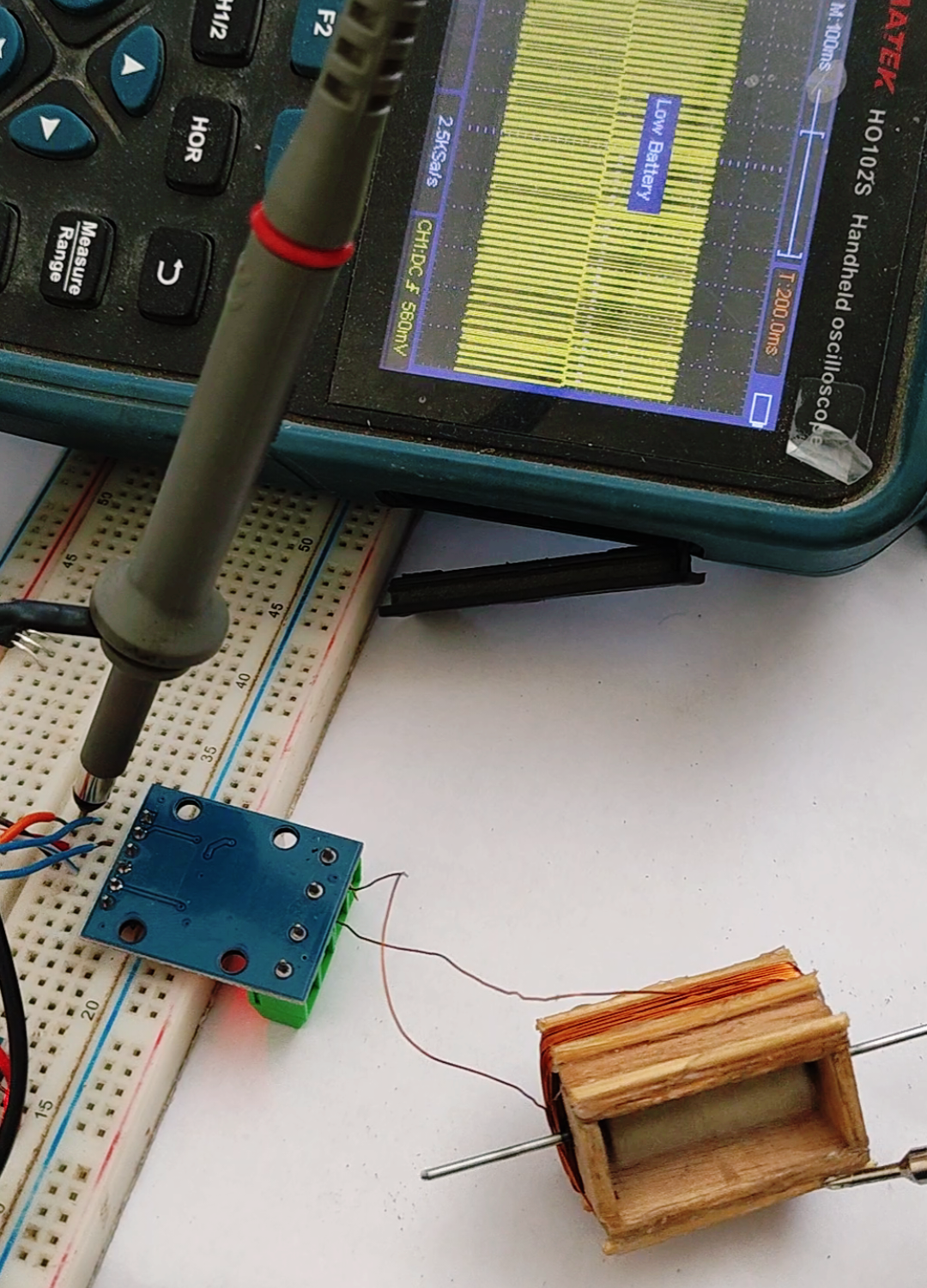 ¿Es posible mover un motor de corriente alterna usando solo corriente directa? En este proyecto lo experimento con un enfoque experimental: enrollamos alambre en una tubería cuadrada para formar una bobina, colocamos un imán con eje móvil en el interior, y generamos una señal semi-senoidal de 60 Hz con Arduino nano y un driver L9110. Un concepto simple pero potente que muestra cómo la electrónica puede imitar principios clásicos de motores sincronos AC sin necesidad de corriente alterna real. #MotorACconDC #Electromagnetismo #ArduinoUno #DIYMotor #L9110 #IngenieríaCreativa #ElectrónicaExperimental #MotorCasero #MakerProject #60Hz #STEM #TecnologíaEducativa #arte #motor #arduino #driver  #nano #electronica #ac #tesla #casero