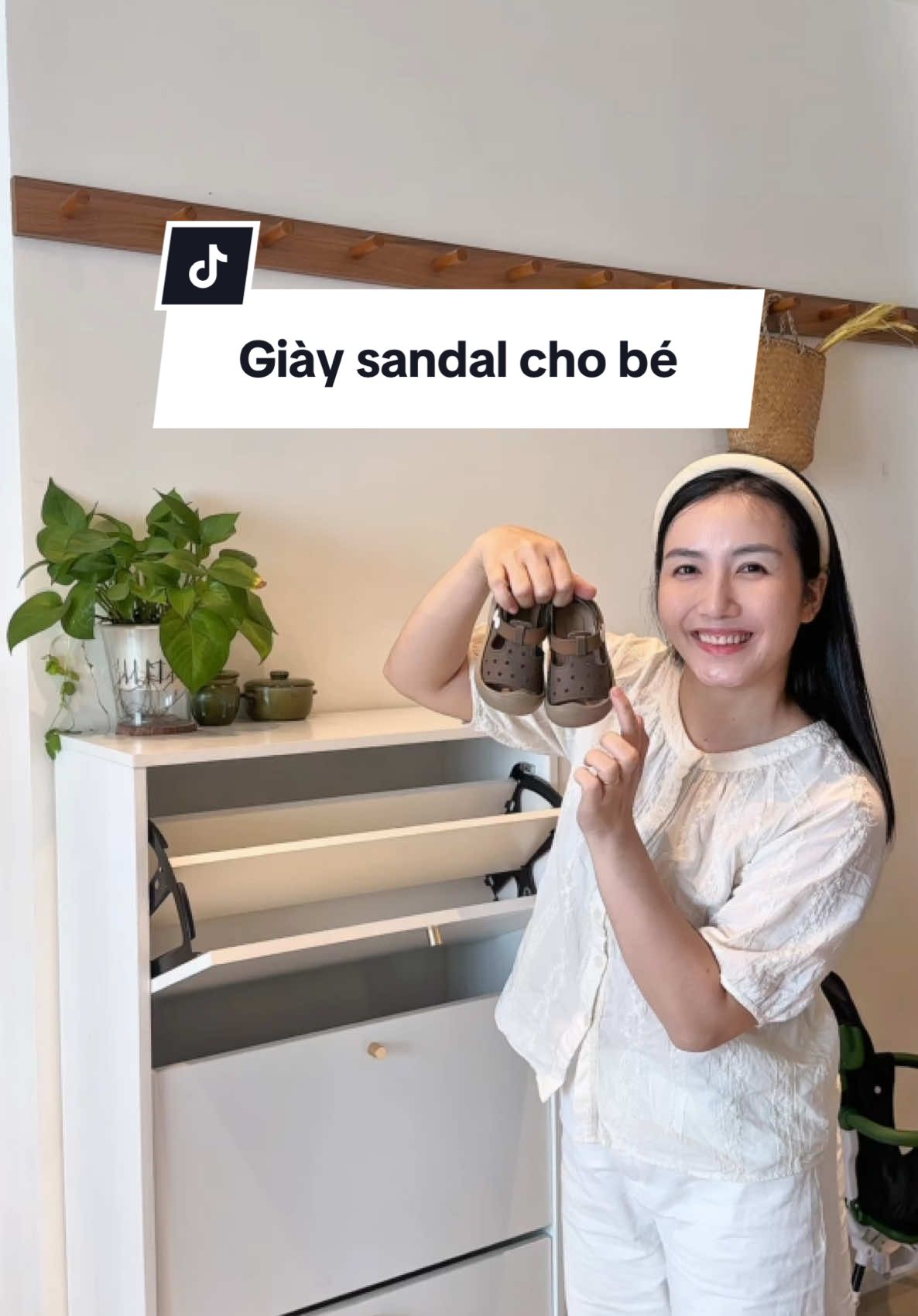 Giày dép cho con thì mua cho thật nhiều , nhưng đôi mà con hay đi lại là đôi rẻ tiền , êm mềm #memintindung #mebimsua #meminhmin #mebim #dcgr 