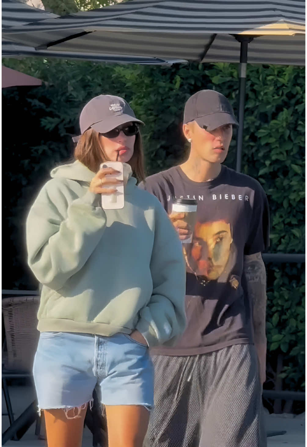 Justin Bieber e Hailey Bieber, colazione a Palm Springs con un tocco amarcord Sono passati 13 anni ormai da quell’album. Si chiamava “Believe” e Justin Bieber era da poco maggiorenne, ma già stella luminosa del firmamento musicale mondiale. Ed è proprio quella cover, con la foto di un imberbe Justin, che campeggia sulla t-shirt sfoggiata per l’occasione dall’artista canadese sia a Palm Springs, dov’è stato immortalato mentre andava a fare colazione, sia su Instagram, prima nelle storie della moglie Hailey Bieber, poi sul feed di Justin. «If I was your boyfriend, I'd never let you go», cantava in “Boyfriend”, una delle hit contenute nel disco. Parole che, in qualche modo, possono ancora considerarsi attuali se riferite a Hailey, con cui Justin è recentemente diventato genitore del piccolo Jack Blues — togliendo, ovviamente, quell’“if”. Perché i due sono più uniti che mai e al contrario dell’incipit del ritornello di quella canzone, questa non è un’ipotesi.  [📹 BACKGRID] #whoopsee #justinbieber #haileybieber 