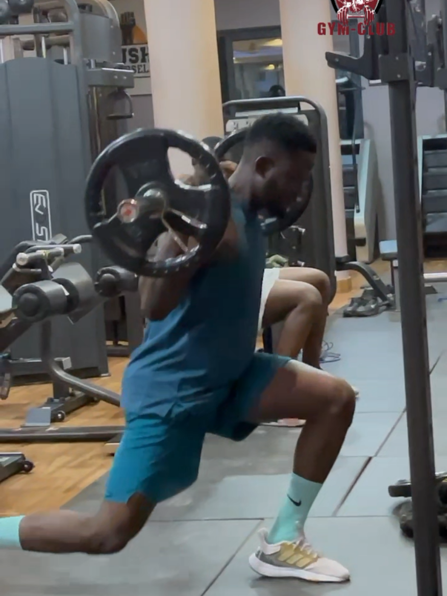 Renforçons nos jambes avec @Hhhh 🏋️‍♂️🤝💪🔥🔥 ☎️ (+226) 77120404 📍 Ouagadougou, ZAD en face du siège de Nestlé  #SlamazoneGymClub #Ouagadougou🇧🇫 #Fentes #Jambes #BasDuCorps @Lagertha la guerrière 🥷❤️🥷 