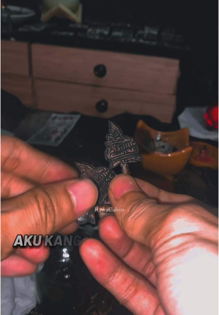 Kalo ini muncul di fyp mu,  berarti kamu sedang butuh cinta sejati . Karena cinta nggak bisa dipaksa… tapi bisa diketuk pelan lewat energi. Pelet bukan buat ngerantai, tapi buat nyambungin rasa yang masih tersisa. Karena rasa sayang itu layak diperjuangkan dengan cara yang halus tapi tepat. Dm masalah cinta mu , saya bantu atasi ! #fyp #yourpage #taiwan 