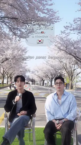 Hai korang! Hari ni nak nyanyi lagu 'Gerimis Mengundang' dari Slam. Dekat Korea sekarang tengah musim bunga, bunga sakura tengah gugur cantik sangat. Rasa ngam dengan lagu ni, jadi saya nyanyi bawah pokok sakura. Macam mana, okay tak? Hehe. Ada lagu lain tak yang korang nak saya nyanyi? Drop je kat komen. Terima kasih!​ #hoondoo #slam #gerimismengundang #양양 #벚꽃 