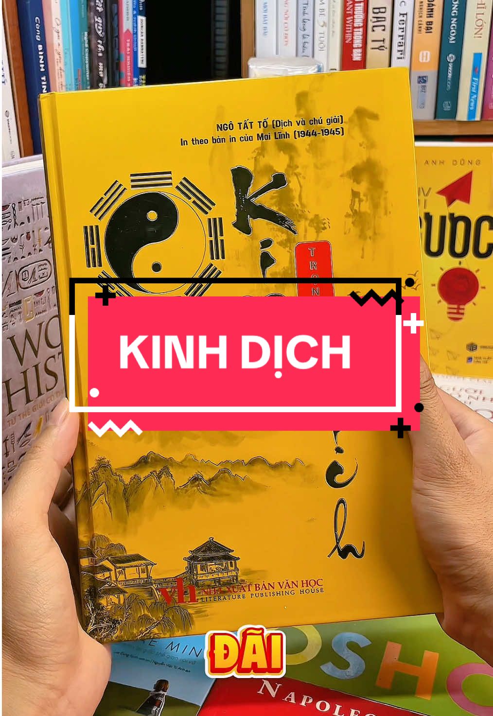 “Kinh Dịch ” – Cuốn sách giải mã cội nguồn trí tuệ phương Đông, dành cho người khao khát thấu hiểu vận mệnh và cuộc đời! Bạn muốn biết vì sao Kinh Dịch được coi là “bách khoa toàn thư” của người xưa? Bạn tò mò về cách người xưa luận đoán thời vận, hành xử đúng thời điểm, phát triển sự nghiệp và giữ gìn đạo làm người? Trong “Kinh Dịch” ngô tất tố đã diễn giải bộ kinh cổ với văn phong mạch lạc, dễ hiểu, giúp người đọc tiếp cận triết lý Âm Dương – Ngũ Hành, khám phá 64 quẻ dịch ứng với từng tình huống đời sống: từ nhân sinh, gia đạo, đến chính trị, kinh doanh. Đây không chỉ là cuốn sách để đọc, mà là để ngẫm, chiêm nghiệm và áp dụng trong từng quyết định cuộc đời.#tiemsachbinhyen #BookTok #sachhay #sách #reading #kinhdich 
