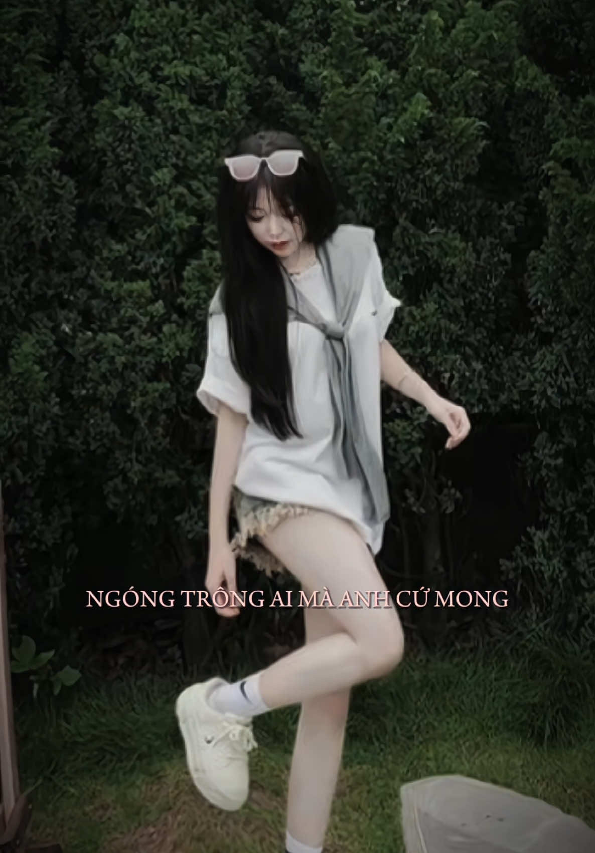 Áo phông kèm khăn quàng cổ #moingaymotoutfit #xhuongtiktok #thoitrangnu #thoitrangnuxinh #xh #trend #thoitrangtiktok 