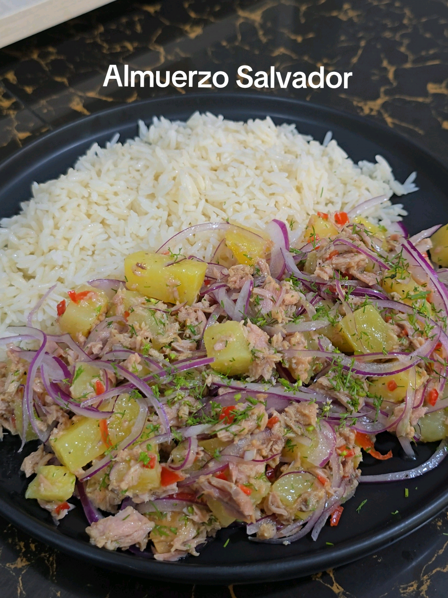 El Arroz con Atún, un almuerzo Salvador 😋😋 #comidas #comidafacil #recetastiktok #recetassaludables #ensaladas #cocinemos 