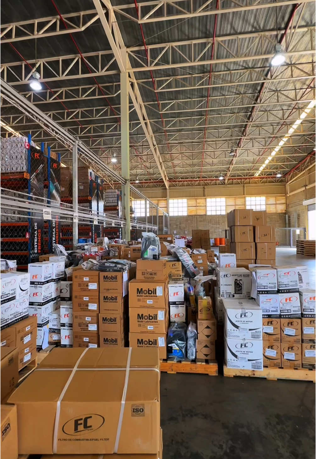 Nuestro almacén siempre full, recibiendo mercancía y realizando con mucho cuidado los pedidos de nuestros clientes 📦😎#FC #Venezuela #almacen #pov #envios #mercancianueva #cuidadoautomotriz #pfy 