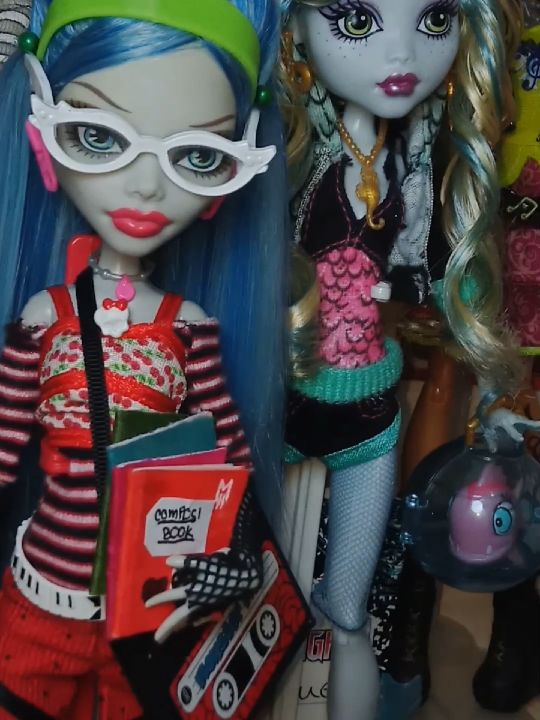 Frighteningly fashionable teenage ghouls💀🎀 . . . #monsterhigh #monsterhighdollcollection #monsterhighdollcollector #doll #dolls #dollcollector #dollcollection #dollcollectors #dollcollecting #dollcommunity #monsterhighcommunity #frankiestein #clawdeenwolf #draculaura #cleodenile #lagoonablue #ghouliayelps #fyppppppppppppppppppppppp #fypage #fyp #fypシ゚ #fypp #xy #xybca #xyzabc #xyz #xyzbcafypシ #dolltok🎀 #dolltok 