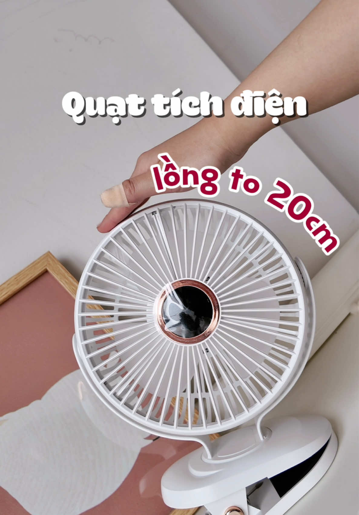 Lồng to hơn, độ phủ mát rộng hơn mà êm ái không bị ồn đâu mấy bà ^^ pin ổn lắm nha, phe phẩy cho con ngủ rất ưng luôn. #mecucman #mevabe #mebimsua #quattichdien #quattichdienmini #quatkep #xuhuong #viral 