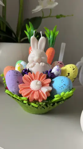 Paștele este despre lumină, renaștere și bucuria lucrurilor simple. Acest iepuraș adorabil este creat manual din ceară de soia și aduce un strop de primăvară în casa ta! 🎁 Perfect ca decor pascal sau ca un cadou special pentru cei dragi! 💛 100% ceară de soia 🐇 Simbol al norocului și al primăverii 🌼 Inspirat din natură ✨ Disponibil în ediție limitată pentru Paște! ✨ 📩 Comenzi în privat! #PașteFericit #DecorPascal #Handmade #CearăDeSoia #IepurașDePaște