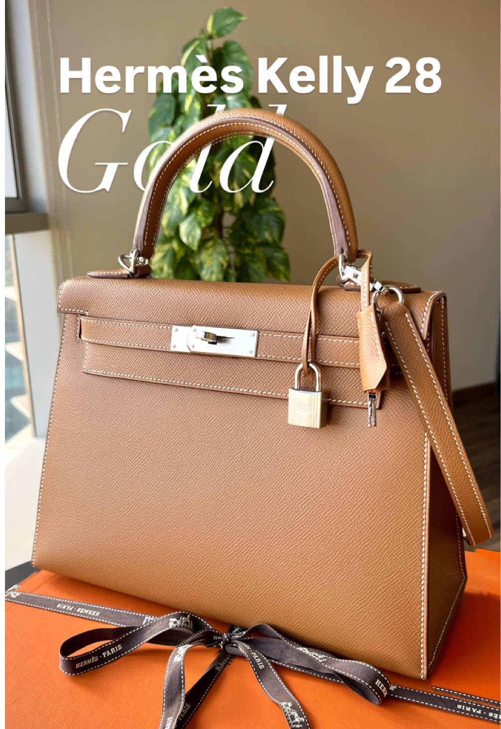Hermès Kelly Sellier 28 in Gold-colored Epsom leather is a quintessential symbol of timeless elegance and luxury. #hermes #hermesbag #luxury #hermeskelly #dxb #dubailuxury 