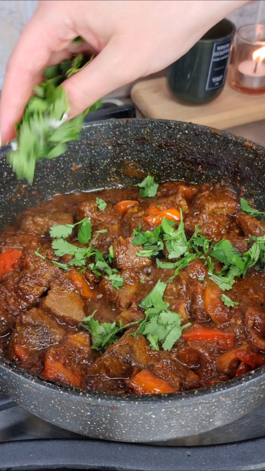 Мясо по-грузински 🌶  Очень нежное, но при этом пряное мясо, которое понравится любому мужчине 🤤  ИНГРЕДИЕНТЫ:  ▫️Говядина - 600 гр ▫️Лук - 2 шт ▫️Болгарский перец - 1 шт ▫️Помидоры - 3 шт ▫️Чеснок - 4-5 зубчиков ▫️Сливочное масло - 100 гр ▫️Вода - 150 мл ▫️Уксус - 1 ч.ложка ▫️Соль, перец, хмели-сунели  ПРОЦЕСС:  ▫️ На хорошо разогретое растительное масло выкладываем крупно нарезанную говядину, сверху накрываем полукольцами лука, маслом и заливаем водой. Оставляем под крышкой на среднем огне на 1.5 часа.  ▫️ На средние кусочки нарезаем болгарский перец. С помидор снимаем шкурку и так же нарезаем.  ▫️ По истечении времени добавляем к мясу перец, помидоры, натёртый чеснок, чайную ложку уксуса, солим, перчим, посыпаем хмели-сунели, вливаем немного воды и оставляем на небольшом огне под крышкой ещё на часик.  ▫️ Когда мясо готово, посыпаем его кинзой и подаём с любимым гарниром, у меня это картофельное пюре.  Приятного аппетита 🩷  #простыерецепты #простоивкусно #быстрыерецепты #грузинскиерецепты #мясопогрузински #прянаяговядина #рецептговядины #обедза20минут #быстрыйобед #идеяобеда #идеяужина #ужинза15минут #быстрыйужин #ппрецепты #бюджетныерецепты #вкусныерецепты #праздничныеблюда #картофельноепюре #рецептмяса