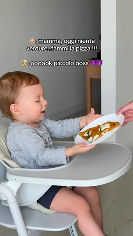 👶🏼Baby Pizza Sana e Buonissima (adesso la nostra preferita!)⬇️ 	•	1 carota 	•	1 patata dolce 	•	3 pezzetti di cavolfiore  circa 310 g in totale con carota, patate e cavolfiore  	•	50 g di farina di quinoa 	•	50 g di farina 00 (oppure usate la farina che preferite: avena, grano saraceno, miglio… potete sperimentare!) Procedimento: 	1.	Cuocete le verdure in forno finché sono morbide. ( potete anche bollirle ma io preferisco forno, xk il gusto è più buono così )  	2.	Schiacciatele tutto molto bene con una forchetta. 	3.	Aggiungete le farine e mescolate tutto: l’impasto sarà un po’ appiccicoso, ma è normale! 	4.	Ungetevi le mani con un po’ d’olio e stendete l’impasto su carta forno. 	5.	Cuocete in forno statico a 200°C per circa 17 minuti. 	6.	A questo punto potete aggiungere il condimento. 	•	In questa versione ho fatto una pizza bianca (senza sugo) perché Gianluca ha avuto una reazione. Ho aggiunto solo crescenza e basilico. 	7.	Rimettete in forno per altri 4-5 minuti. Consigli: Per i più piccoli, fate attenzione ai tagli sicuri e evitate i formaggi filanti. Io uso spesso ricotta, stracchino, crescenza, robiola e parmigiano. Per tante altre idee, trovate i miei libricini in pdf con ricette pensate per i nostri 👶🏼 link in bio, e nel mio profilo ci sono altre versioni di pizza!🍕👶🏼💛🥰   Un abbraccio, Yulì 💛 #maternità #vitadamamma #svezzamento #mammaefiglio #bambini #svezzamentonaturale #mamma #svezzamentoricette #ricetteperbambini #neomamma #verdure #pizza #babypizza #ricettepertutti #famiglia #neiperte #ricette #ricettefacili #ricettelight #ricetteitaliane #ricettesane #quinoa #italia