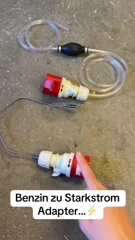 Wusstet ihr schon das man ganz einfach sein Handy mit einem Starkstrom Kabel laden kann? #fypage #fy #Starkstrom #motorrad 