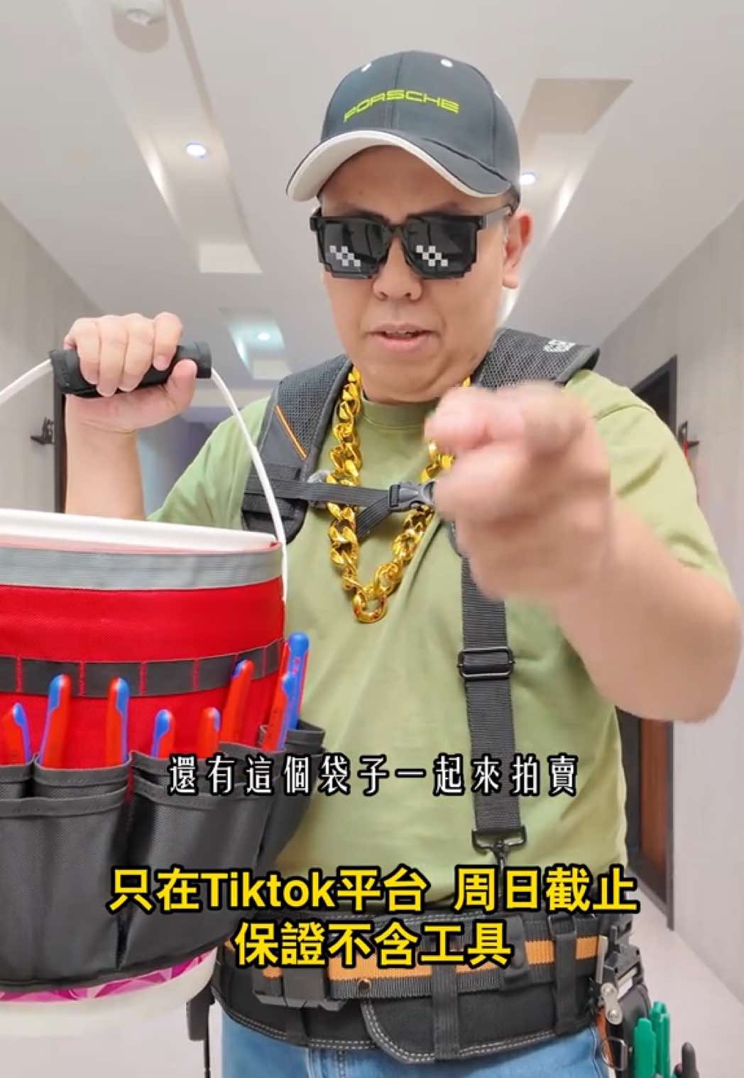 專業水電工VS亂七八糟學徒｜裝備差一點，氣勢差八千！ 你知道什麼是專業水電工，什麼是路邊收樂色的嗎？ 桶子亂放、工具亂塞，客戶看一眼就知道你不是來修水電，是來丟臉的。 這支影片，憲哥親自示範「佛要金裝，人要衣裝，桶要套裝」的真諦，從裝備看氣場，從細節看身價。 想從學徒變日薪8000的水電師傅，先從一個「會穿衣服的水桶」開始。 最後，影片中登場的專業水桶＋帥氣套袋，現在 1元起標！ #水電工日常 #工具人進化論 #桶要套裝 #職人精神 #憲哥開嗆 #水電師傅裝備 #裝備就是門面 #日薪8000不是夢 #搞怪開箱 #專業就該這樣 #1元起標 #職人魂 #水電 #弱電 #工具通 #工具改裝 #knipex
