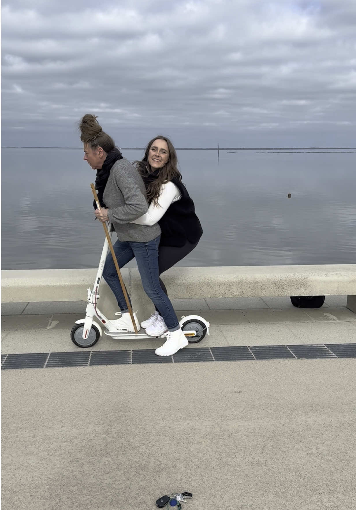 Ich helfe immer gerne #ocean #meer #roller #mutter #tochter 