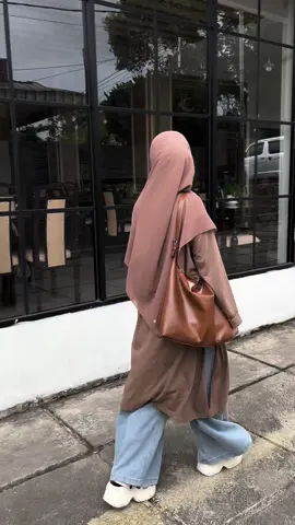 Allahumma barik…kenyamanan adalah kunci. Dan pakaian longgar ini adalah kuncinya👍#outfitideas #rekomendasioutfit #tunikoversize #kulotjeanshighwaist 