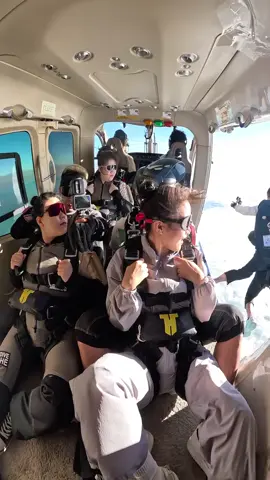 Let's jump! Let's feel the top excitement of diving into the clouds #Extreme Sports Experience [Topic]# #Skydiving #trending #OUTDOOR #Extreme #Soaring #parachute 
