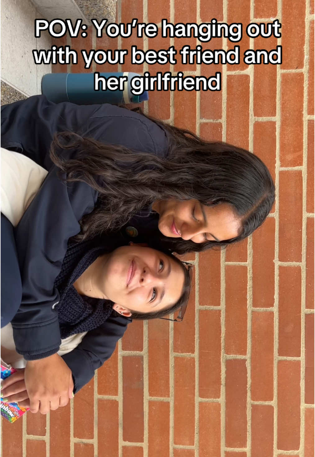 Always third wheeling #blondeglamourbrunette #bestfriend #thirdwheel #thirdwheeling #viernes 