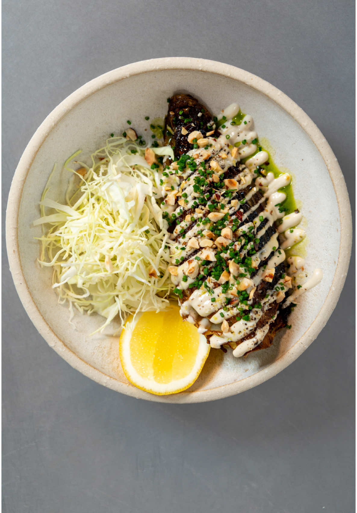 CHOU BRAISÉ & SAUCE SÉSAME EXPRESS 🔥🥬 Les ingrédients : - 1 chou - 25g de beurre - 6 cas de tahini - 10cl d’eau - 1 citron - Ciboulette - 15 noisette #tiktokfood 