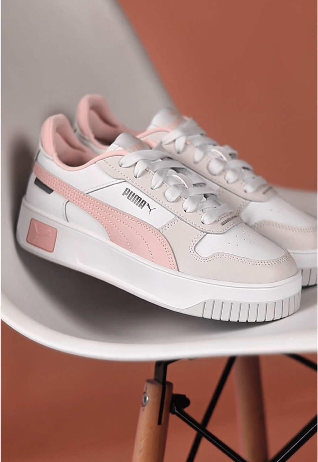 Нежные Puma Carina Street J для любительниц розового! Коллекция Carina, ставшая символом 80-х, теперь переосмыслена для современности и олицетворяет расслабленный калифорнийский стиль жизни. Элегантные, плавные и минималистичные формы, идеальная перфорация, многослойная подошва и спортивный силуэт разработаны для того, чтобы притягивать взгляды. Забрать себе свою пару этих милых Puma Carina Street J можно на сайте sneakers.by или оставив комментарий под этим видео! #кроссовкиминск #Puma #пумакроссовки #оригинальныекроссовки #пума #кедыпума