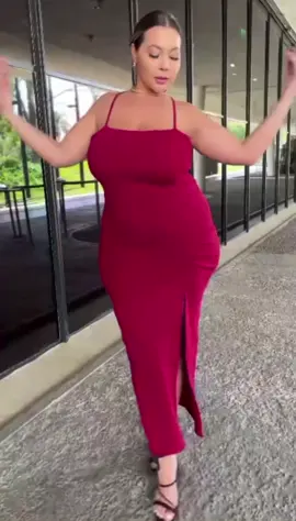Desperte sua beleza com o Vestido Aurora! Elegante e poderoso, o Vestido Aurora Plus Size valoriza suas curvas com um caimento impecável e toque sofisticado. Possui fenda lateral ousada, que alonga a silhueta e adiciona charme ao visual. Ideal para eventos, festas ou aquele jantar especial! #VestidoPlusSize #ModaElegante #FendaEstilosa #LookPoderoso #ModaFesta #CurvasComEstilo