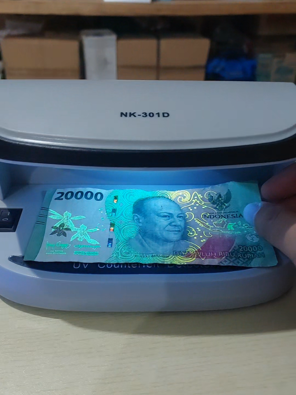 Membalas @cicihrosalia Jadi gini kak Cara Pakai Alat Canggih LED Pendeteksi Uang Palsu ini #alatdeteksiuangpalsu #moneydetector #uang 
