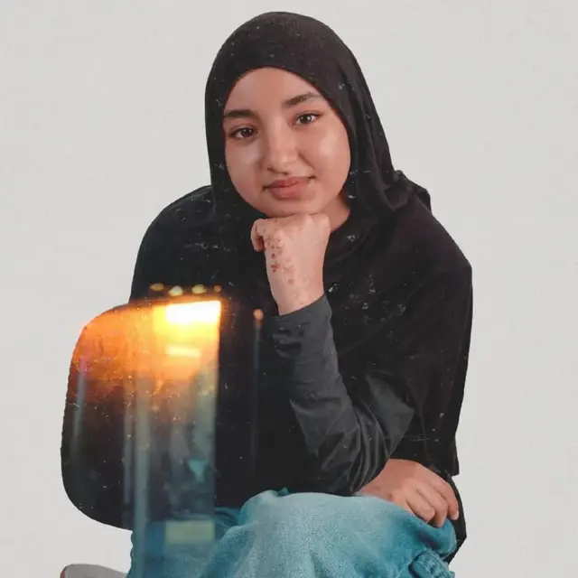 في زمن كانت فيه الرسائل تكتب على ورق معطر، وتخبأ بين صفحات الكتب، في عصر كان الحب فيه أدبا واللقاء وعدا والفراق قصيدة.. أحن لكل شيء قديم، لتمتال نحتته يد الزمن لساعة جيب صامتة، لصورة بالأبيض والأسود أعشق الvintage لأنه لايقلد لأنه لا يركض خلف الزمن بل يجعل الزمن يركض إليه،