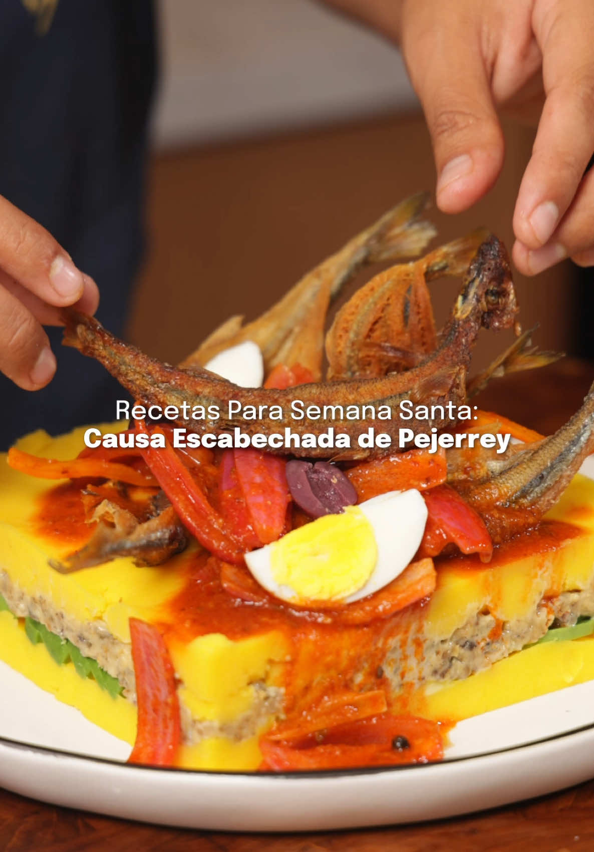 Atrévete a preparar algo diferente esta Semana Santa: una causa con un relleno tan único que, cuando lo pruebas, no hay vuelta atrás. Ingredientes: - 1 kg. de papa amarilla cocida - Sal al gusto - 5 cdas. de pasta de ají amarilo cocido - 3 cdas. de aceite vegetal - zumo de limón al gusto - 800 g. de pejerrey - sal y pimienta - mayonesa al gusto  - 1 cebolla roja en gajos  - 1 ají amarillo en tiras - 1/2 cdta. de orégano - 1/2 taza de vinagre - 6 semillas de pimienta - aceite vegetal - 1 cda. de ajo rallado - comino al gusto - 4 cdas. de pasta de ají amarillo - 4 cdas. de pasta de ají panca - 1 taza de caldo de pescado  - 1 palta madura - aceituna - huevos duros #causa #semanasanta #pejerrey #pescado #escabeche 