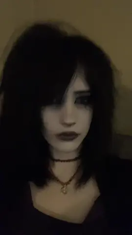 I see this pic every two seconds and idek what it’s called #goth #80s #80sgoth #alttiktok #fyp #fyppppppppppppppppppppppp #xyzbca #silly #bangs #hair 