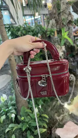 Em cốp đỏ lên sàn cho chị em ngắm