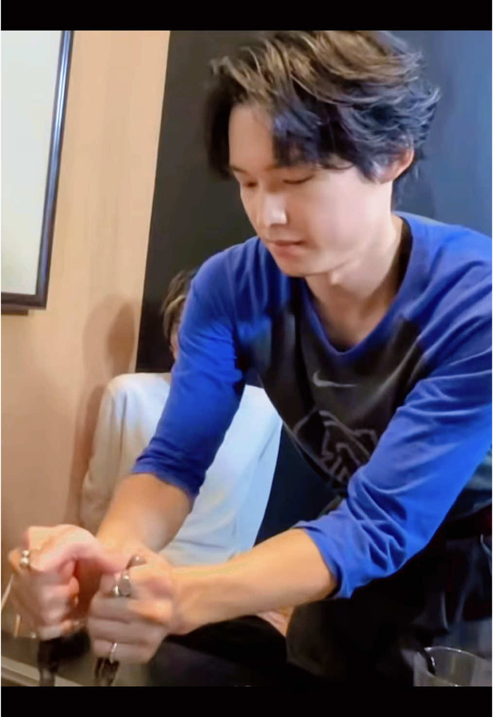 黙々ともんじゃ作るとことか、たまにおっきく目を開くとことか、腕の筋とか、指輪が光る指とか、首の筋とか喉仏とか、、刺さったのは私だけじゃないはず。😶 #松村北斗 #SixTONES #ストチューブ #スト担 #忘年会