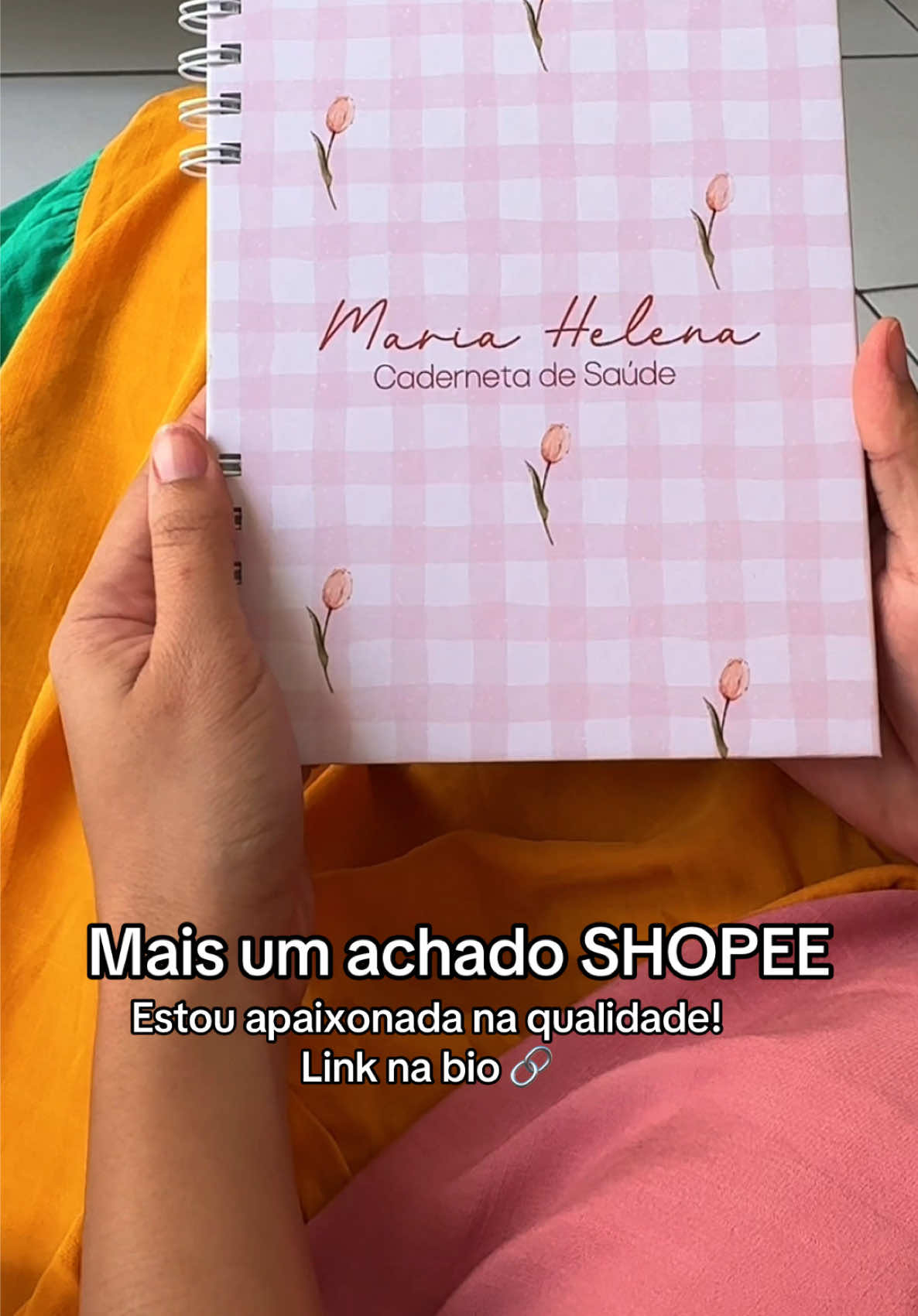 Apaixonada nessa cardeneta de saúde genteeee! Que capricho 🤩 o link está na bio 🔗 #achadosshopee #achadinhos #gestacaotiktok #fyyyyyyyyyyyyyyyy #gravidez #enxovaldebebe #achadinhosdashopee 