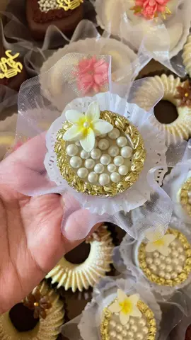 طلبية مهيبة ❤️ ربي يهنيهم #حلويات_جزائرية #gateauxsurcommande #funny #fyp #عروس #بوكس_قاطو_مهيبة_العيد #مهيبة #كعك_النقاش_الجزائري 