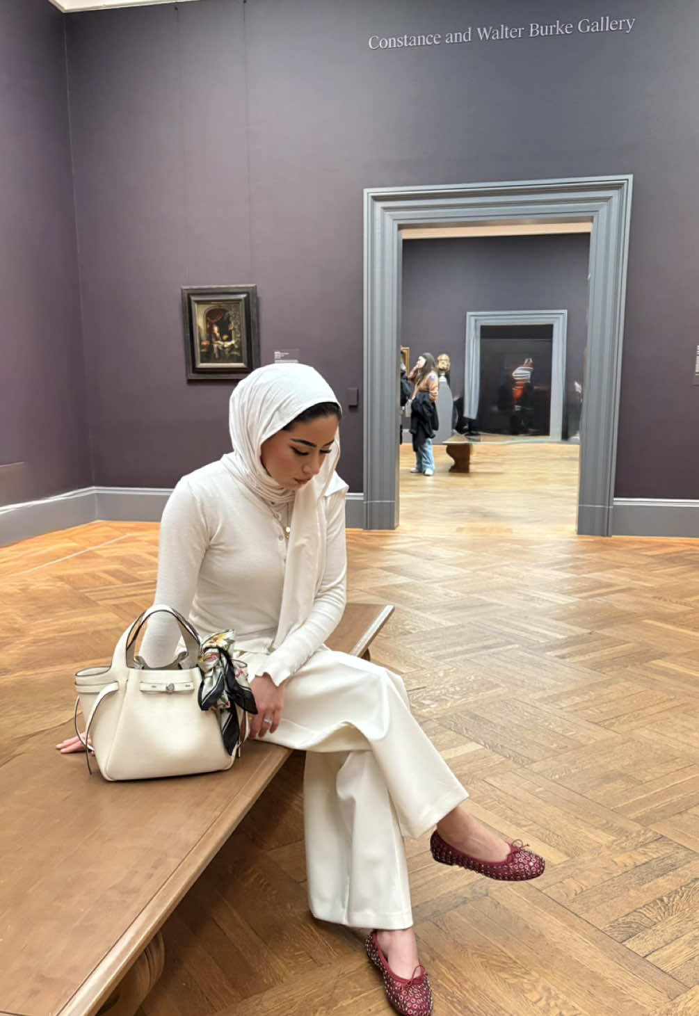 Who else loves an all white outfit??!  @River Island trousers  @Primark cardi  @TORY BURCH bag  @Mango shoes  #modestfashion #modestfashioninspo #outfitinspo #outfitcheck #hijabstyle #hijab #explore #whiteoutfit #toryburch #mango #riverisland 