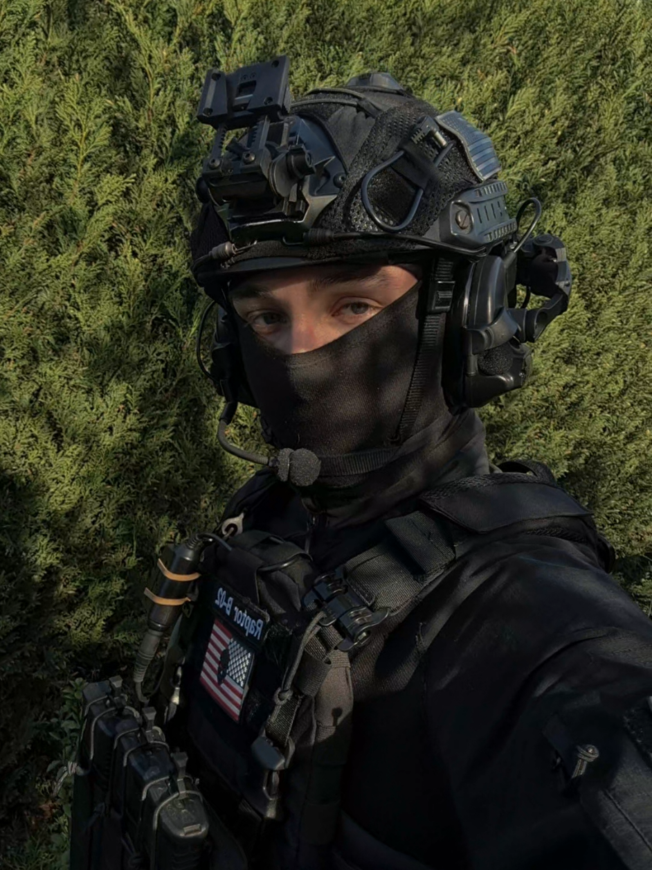 little late to the trend 😂 | inspired by @𝙑𝙤𝙤𝙙𝙤𝙤 & @Ace  #fakeguns⚠️ #fyp #cosplayer #tactical #tacticalgear #tacticalcosplay #cosplay #secretservice #gear 