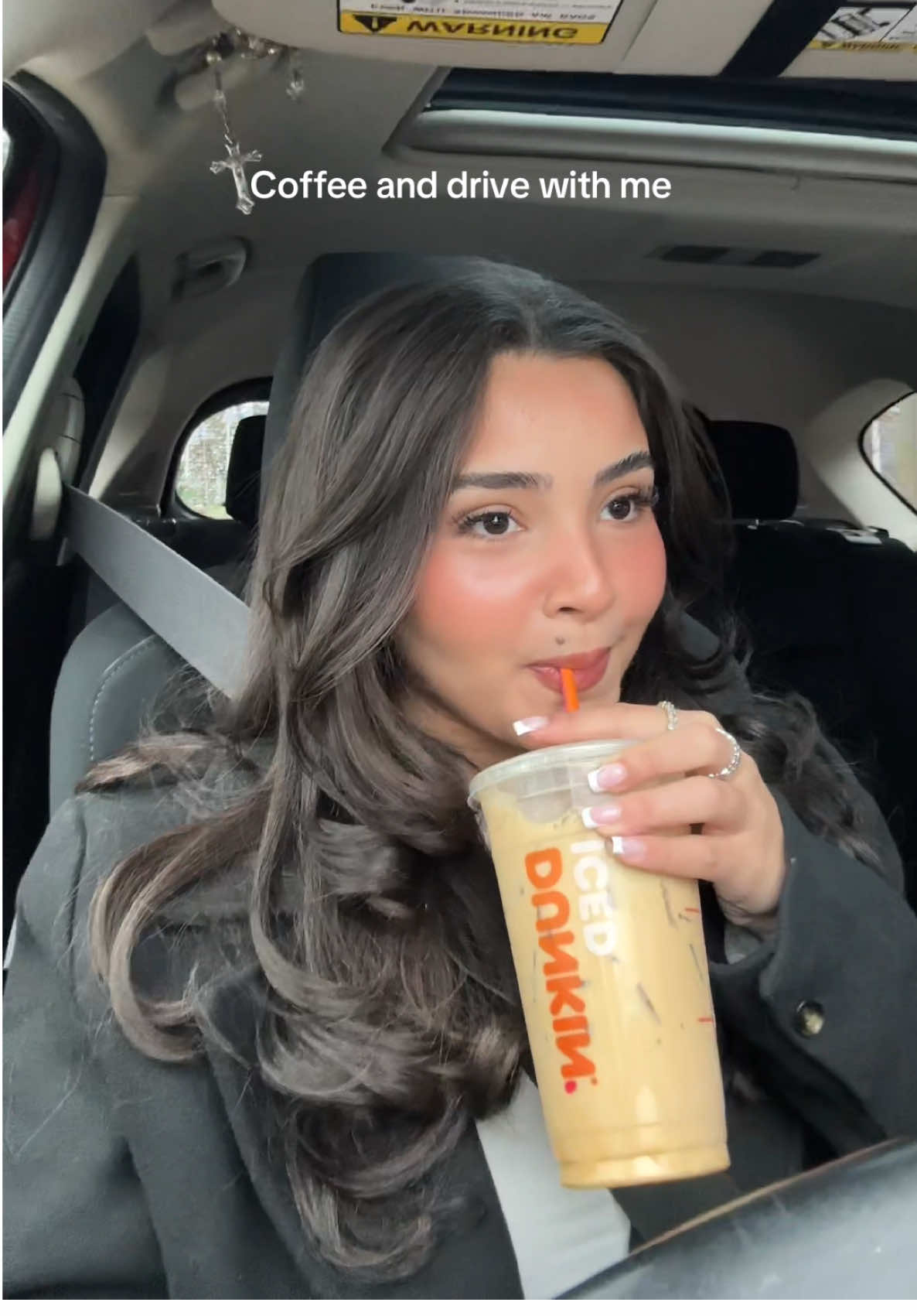 Happy Friday bestiessss🤪 Obviously we got @Dunkin'  #latinacreators #Vlog #latinacontentcreator #dunkin #drivewithme #coffee #dunkindonuts 