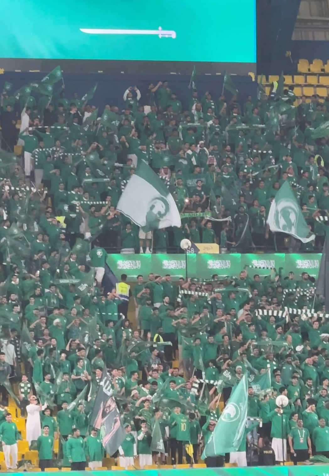 You can feel the pride in every chant, every flag wave. This crowd believes صقورنا قدها جمهور فيه روح وطن この応援には魂がある。 歌声にも、旗にも、誇りが感じられる。＼(＾▽＾)／ #saudifootballteam #صقورنا_قدها #السعودية #المنتخب_السعودي #saudifootballfederation #saudifootballfans #stadiumvibes #greenfalcons #رحالة_فوتبول #footballnomadksa #フットボールノマド #サウジアラビア代表 #サウジサッカー – Football Nomad – رحّالة فوتبول – フットボール・ノマド (＾▽＾)